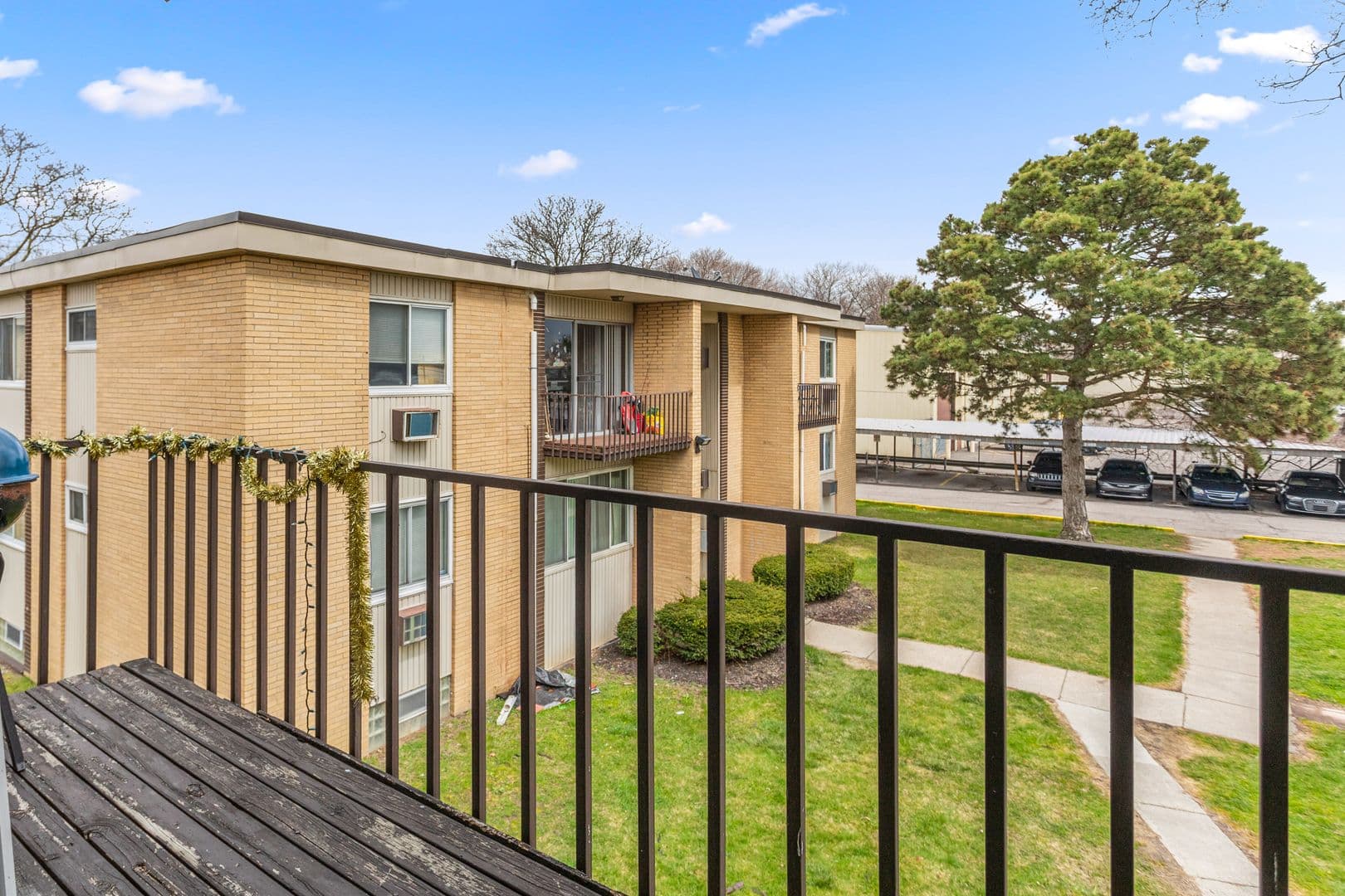 Oak Park Apartment: 21800 Coolidge