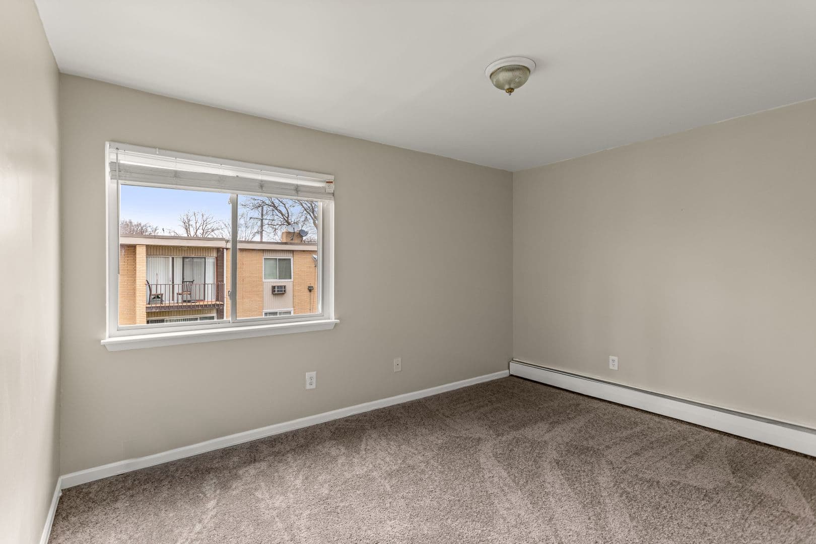 Oak Park Apartment: 21800 Coolidge