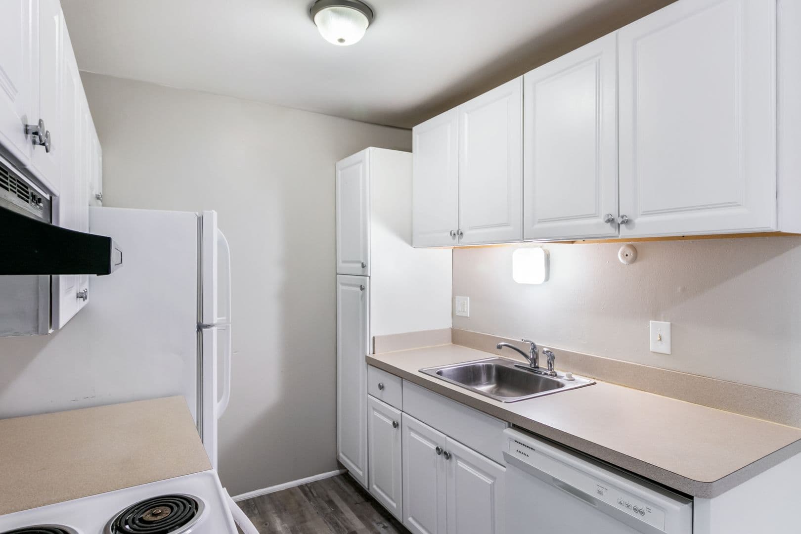 Oak Park Apartment: 21800 Coolidge