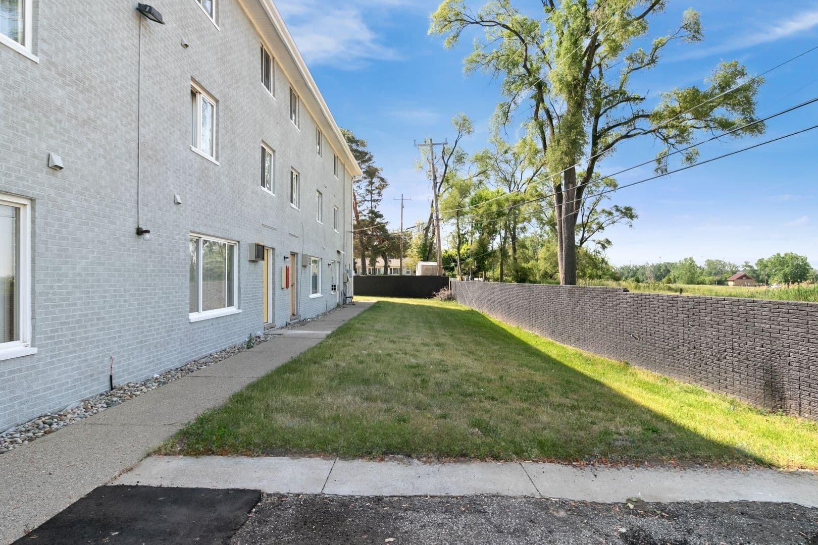 Utica Apartment: 45835 Brownell