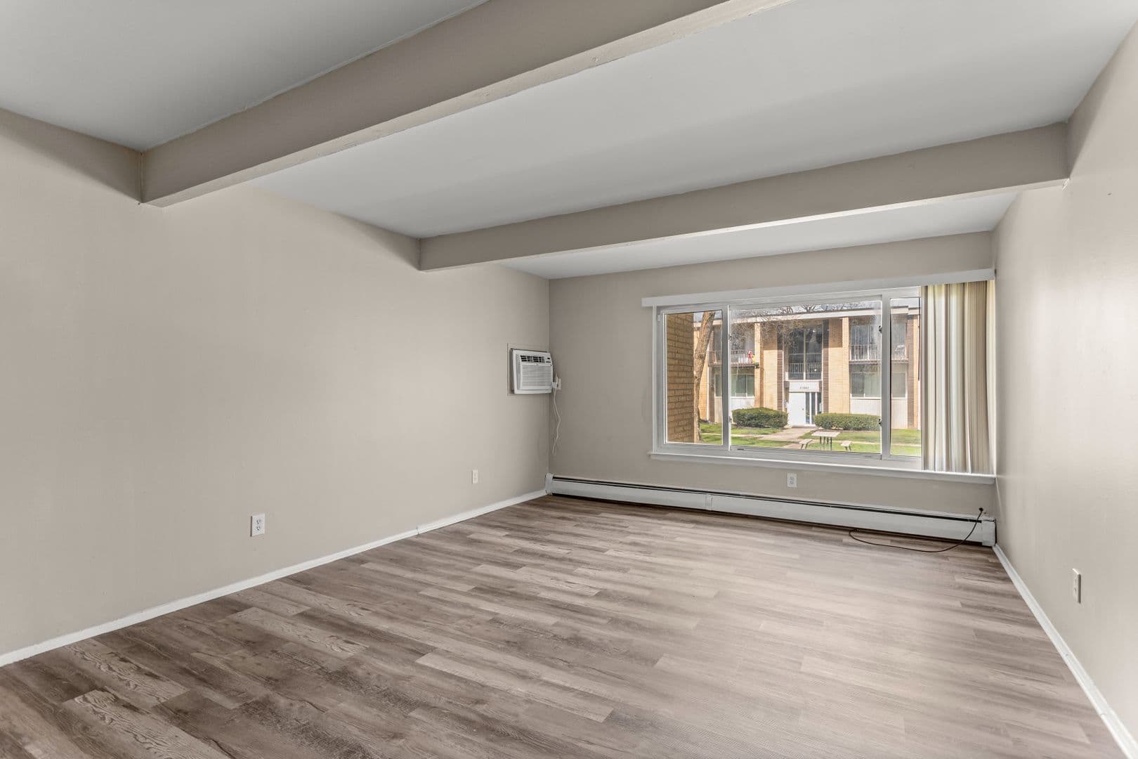 Oak Park Apartment: 21800 Coolidge
