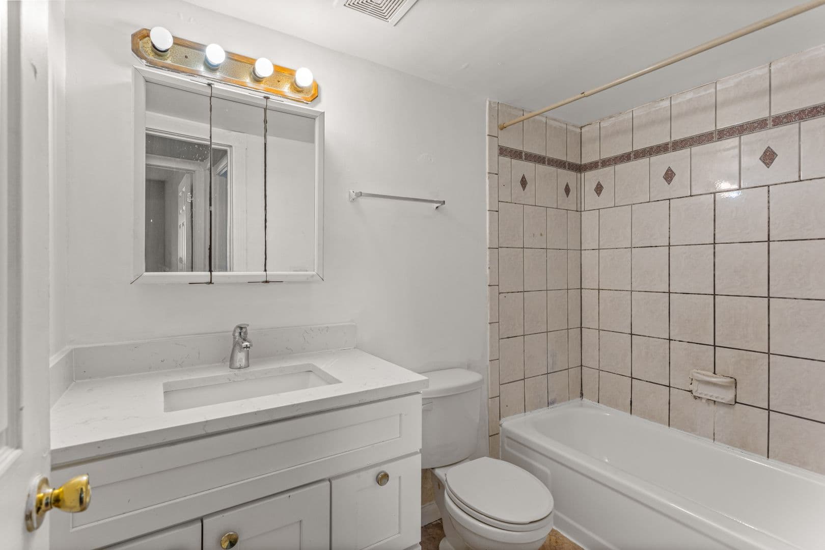 Clinton Township Apartment: 21641 Hillside