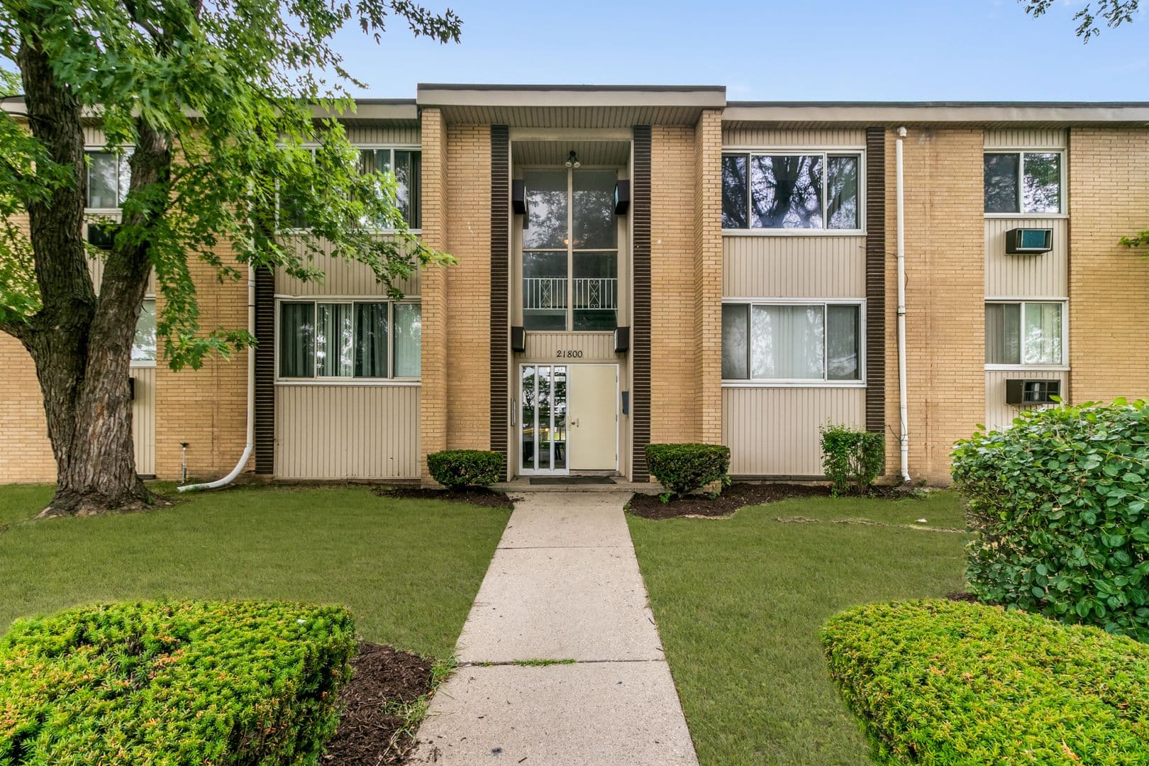Oak Park Apartment: 21800 Coolidge