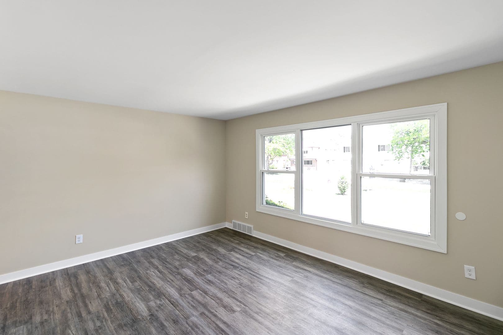 Roseville Apartment: 26221 Pinehurst