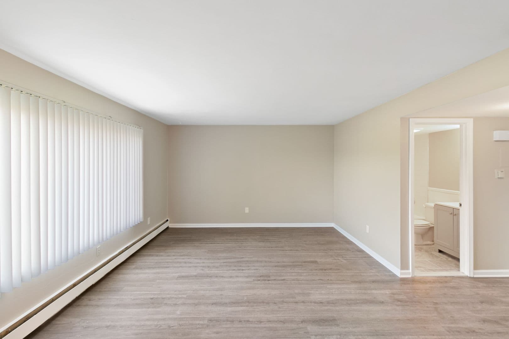 Utica Apartment: 45835 Brownell