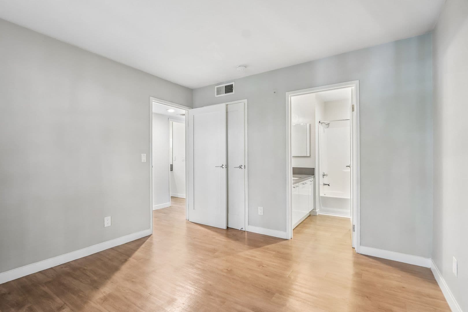 Los Angeles Apartment: 810 Crenshaw Blvd