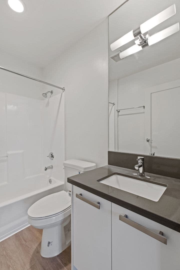 Los Angeles Apartment: 810 Crenshaw Blvd