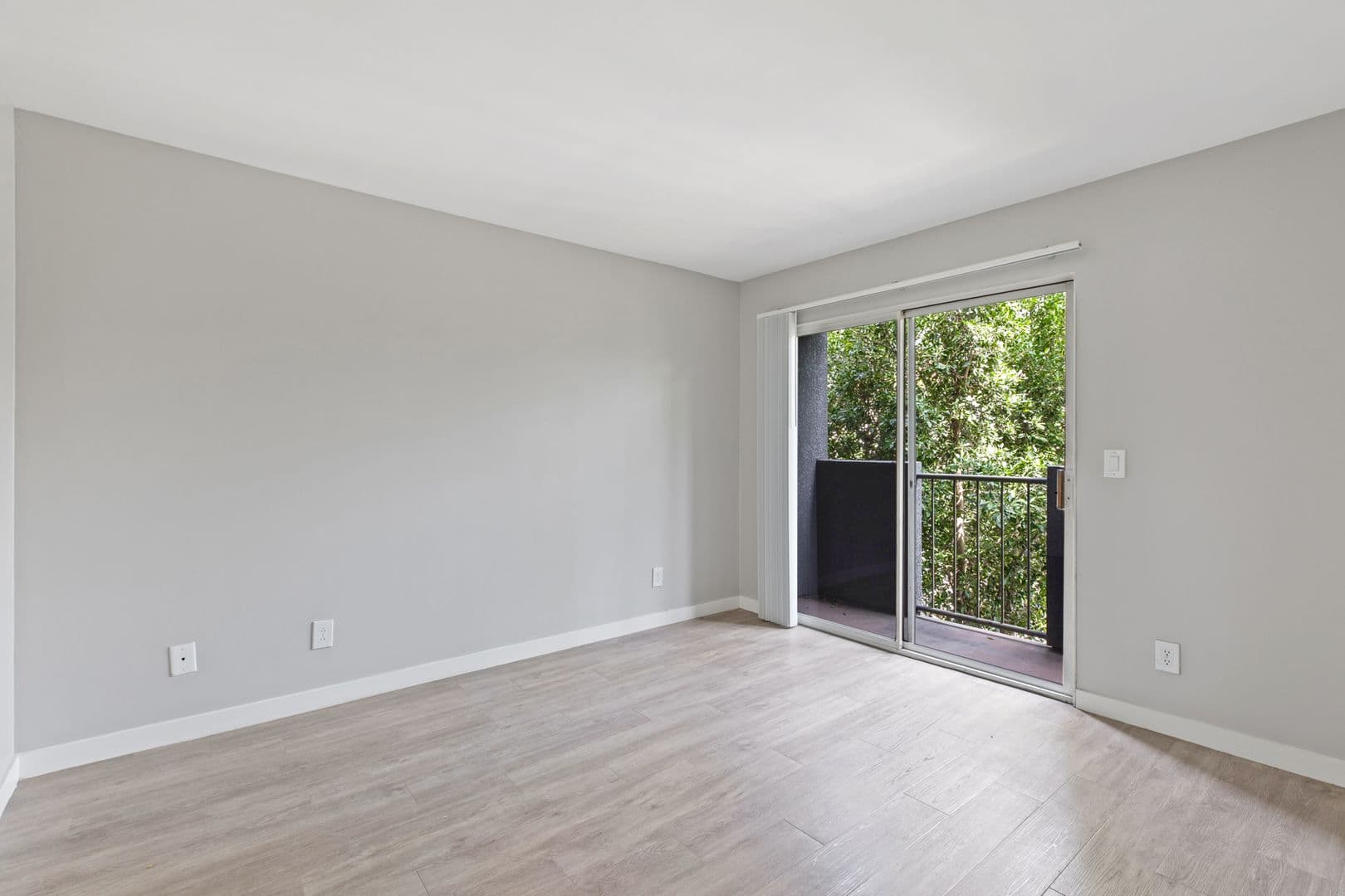 Los Angeles Apartment: 810 Crenshaw Blvd