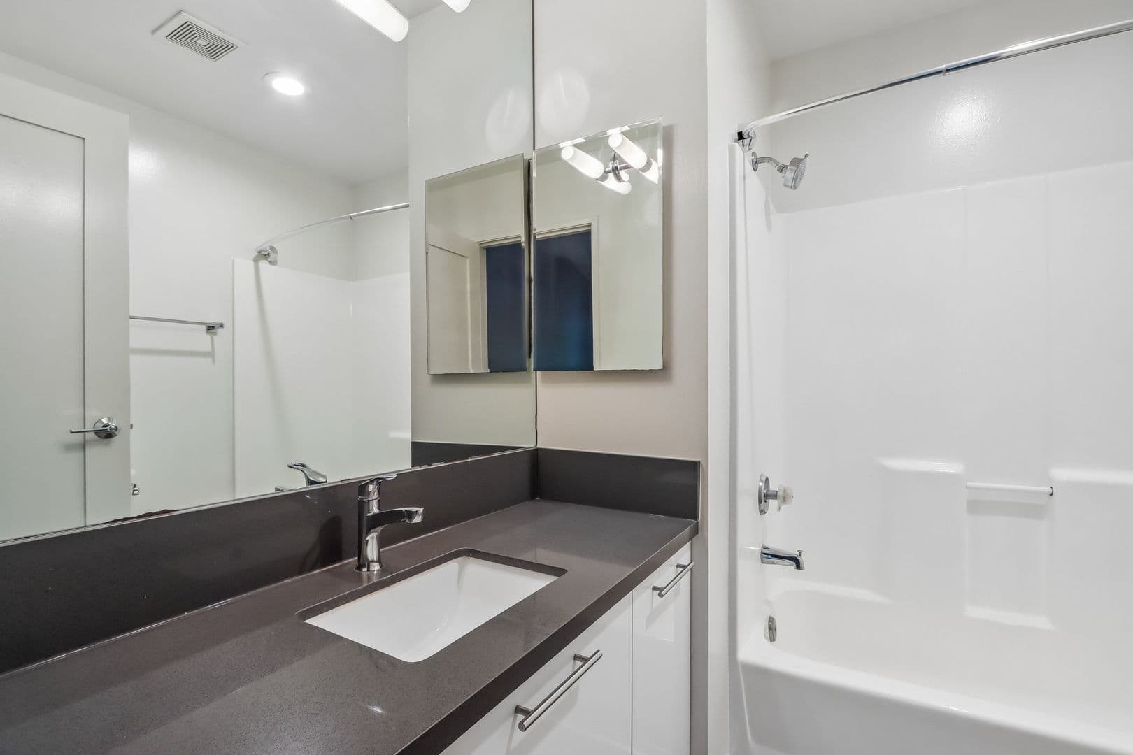Los Angeles Apartment: 810 Crenshaw Blvd