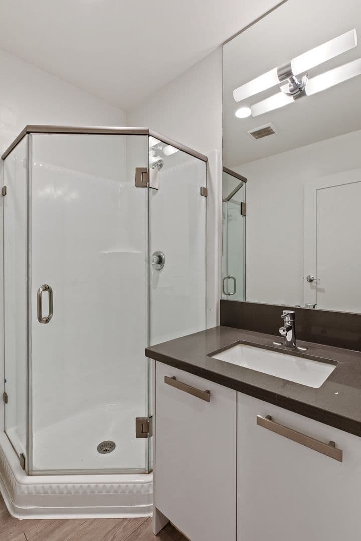 Los Angeles Apartment: 810 Crenshaw Blvd