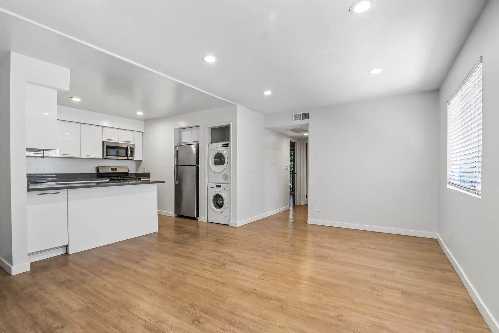 Los Angeles Apartment: 810 Crenshaw Blvd