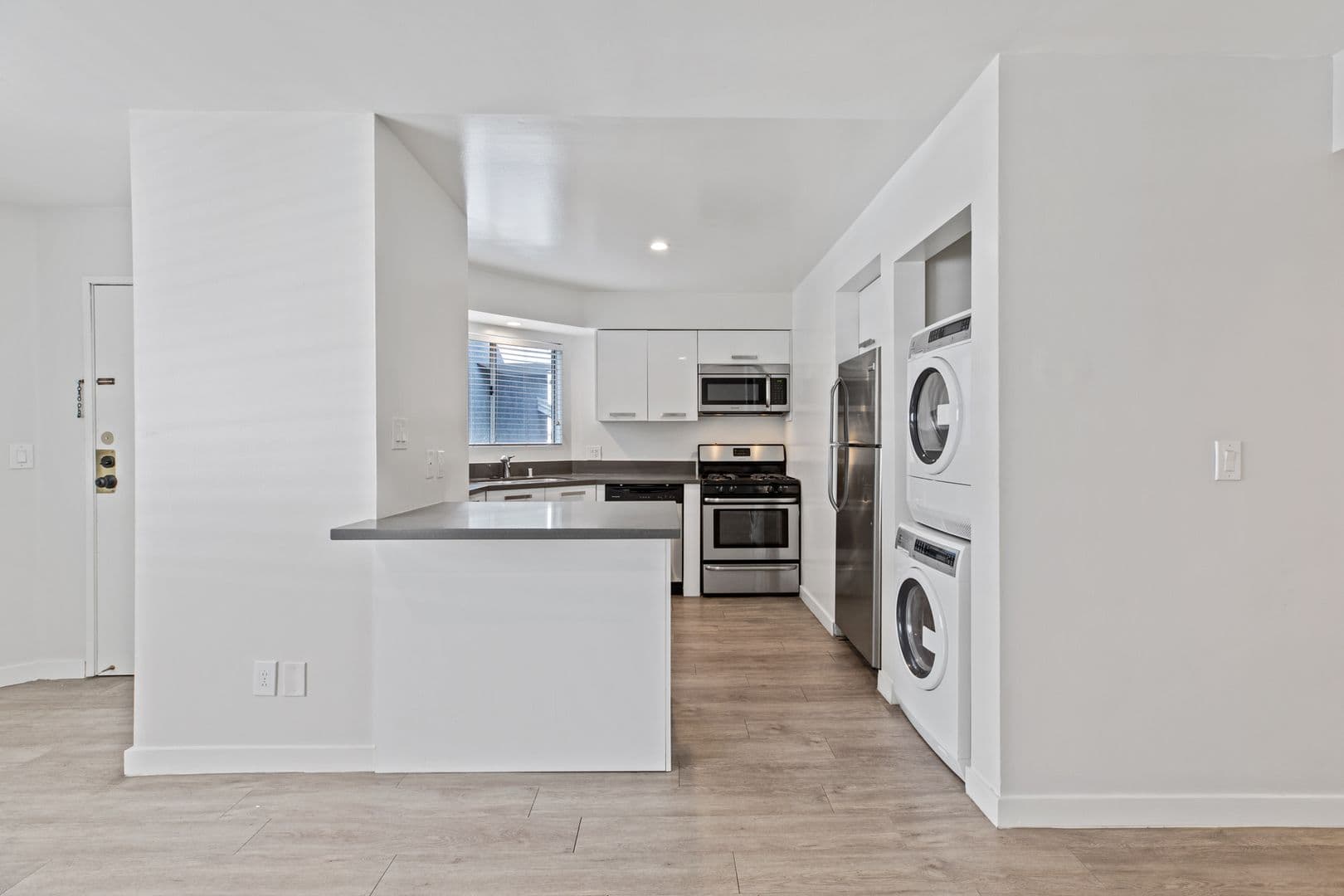 Los Angeles Apartment: 810 Crenshaw Blvd