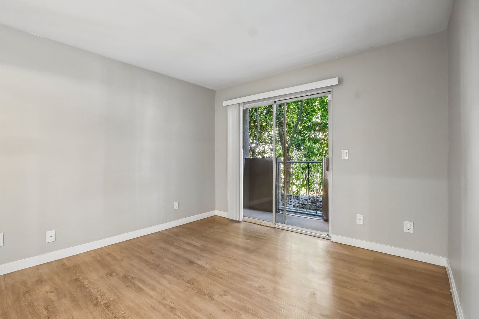 Los Angeles Apartment: 810 Crenshaw Blvd