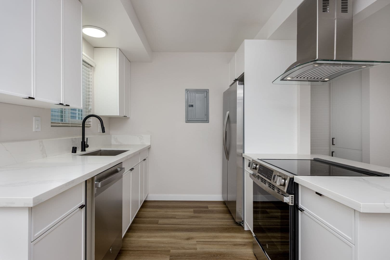 Redondo Beach Apartment: 1321 Amethyst Street