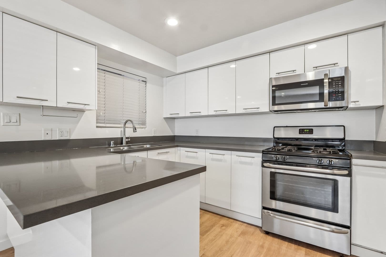 Los Angeles Apartment: 810 Crenshaw Blvd