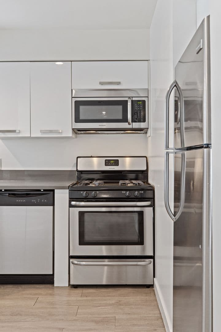 Los Angeles Apartment: 810 Crenshaw Blvd