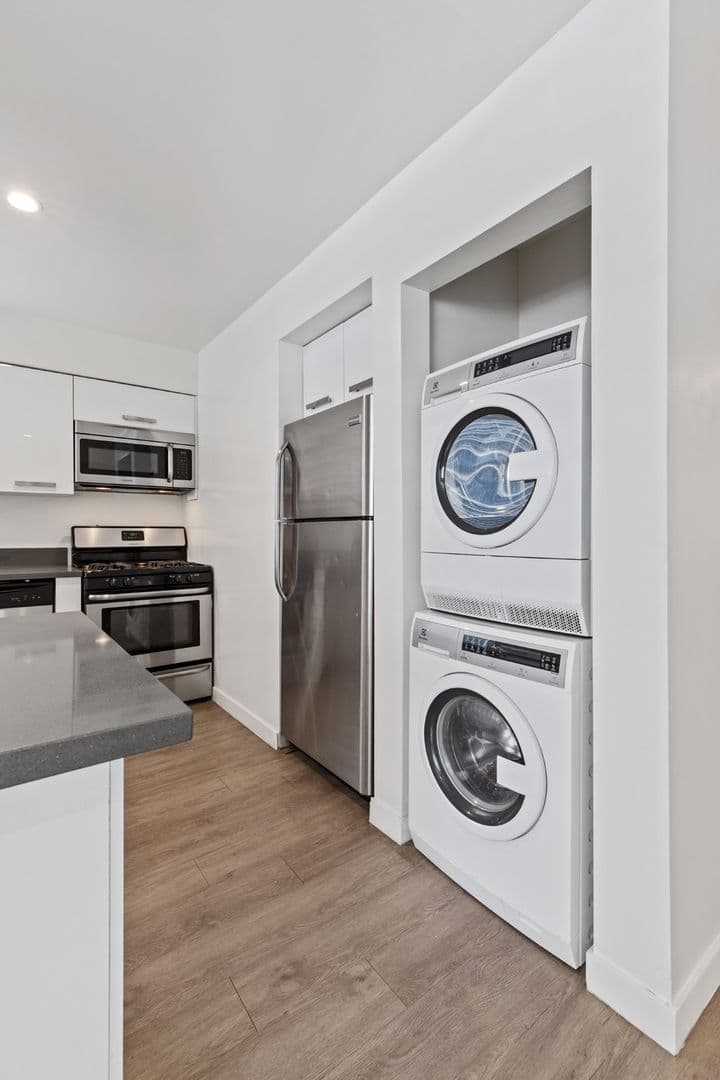 Los Angeles Apartment: 810 Crenshaw Blvd
