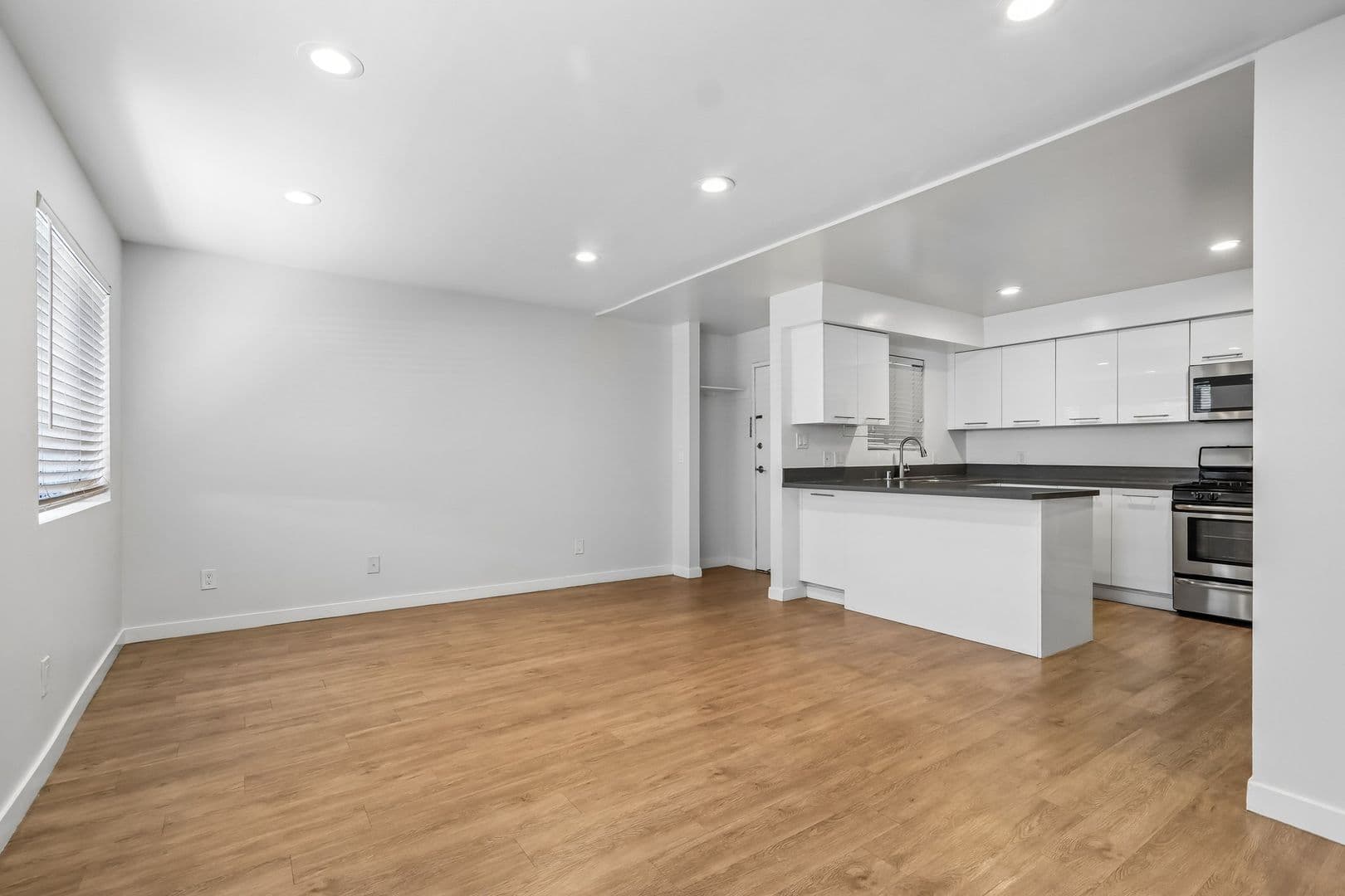 Los Angeles Apartment: 810 Crenshaw Blvd