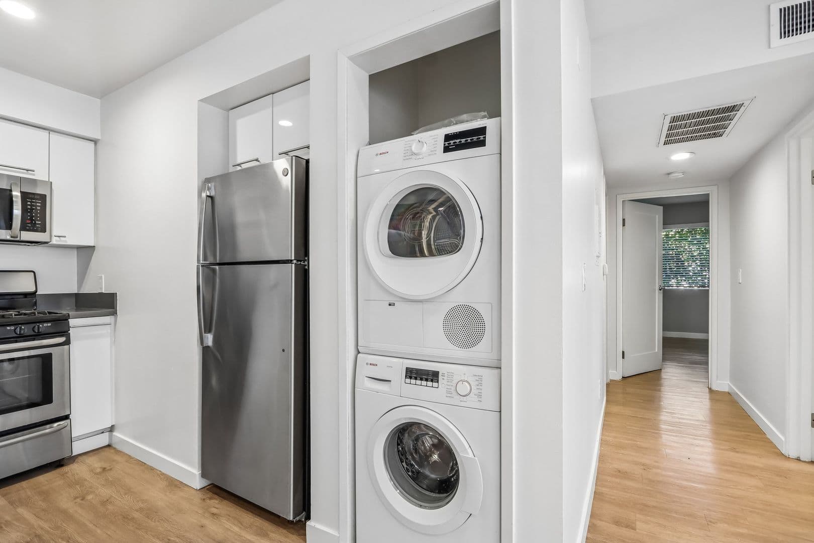 Los Angeles Apartment: 810 Crenshaw Blvd