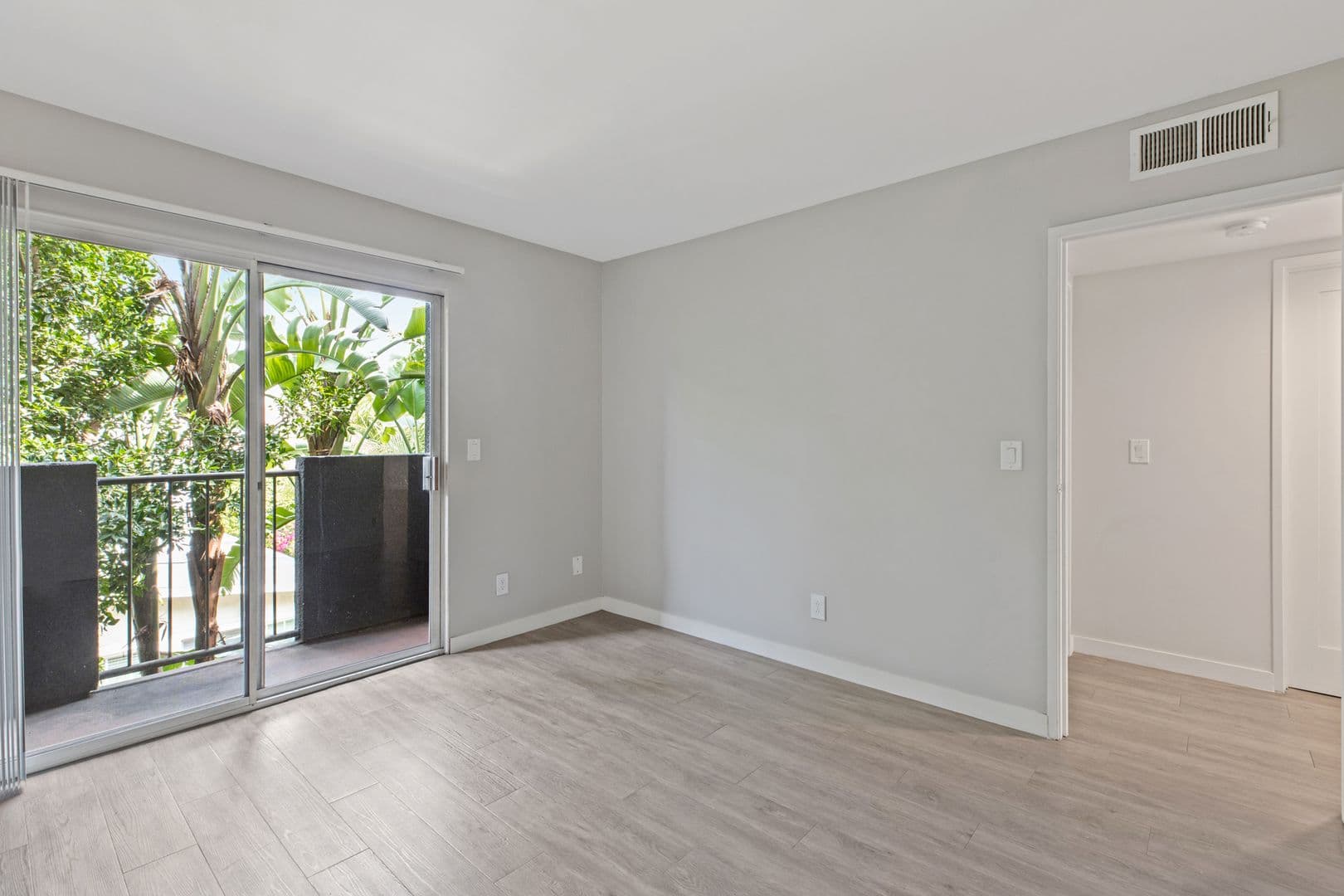Los Angeles Apartment: 810 Crenshaw Blvd