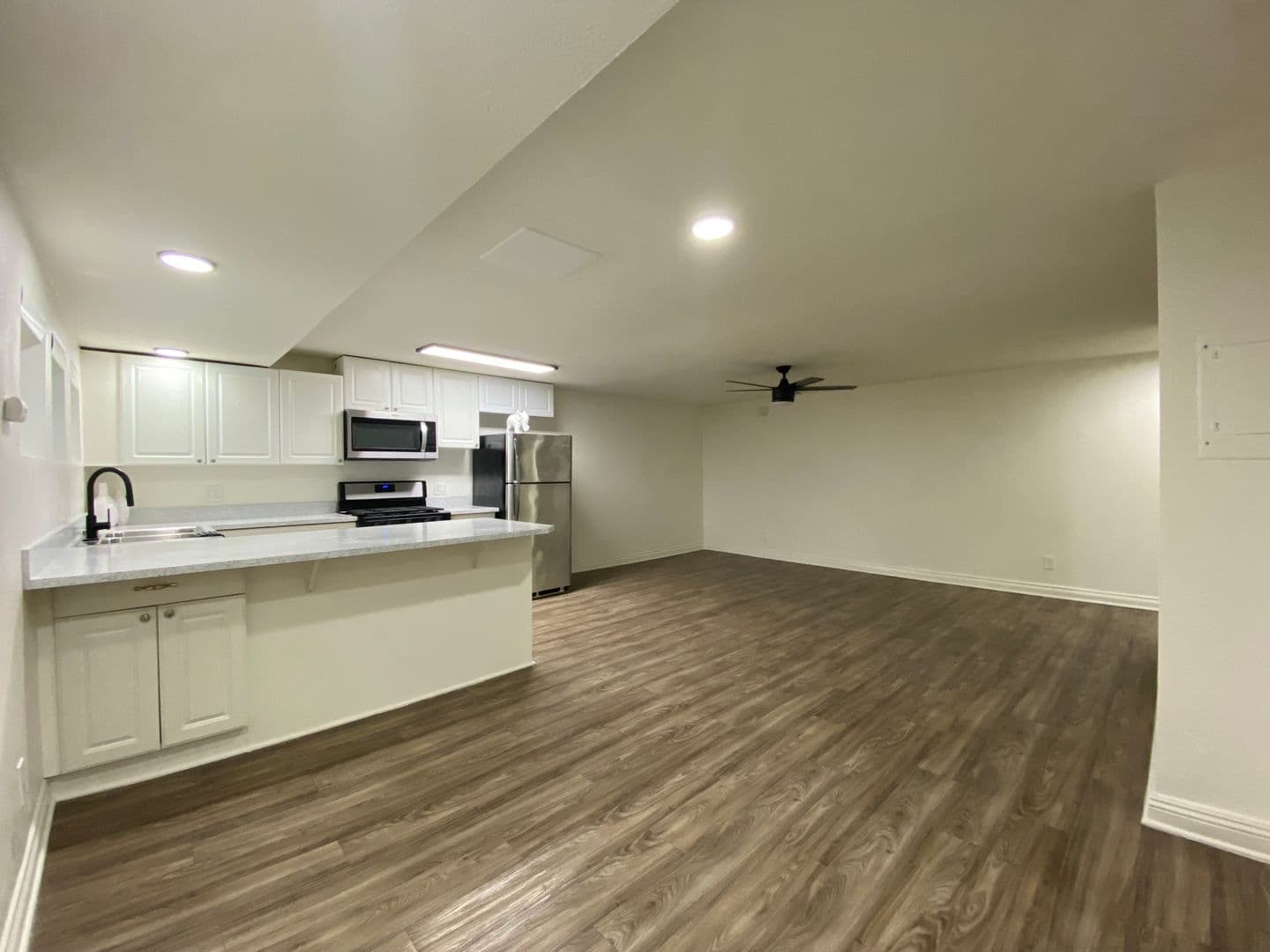 Hawthorne Apartment: 4829 W. 120th Street