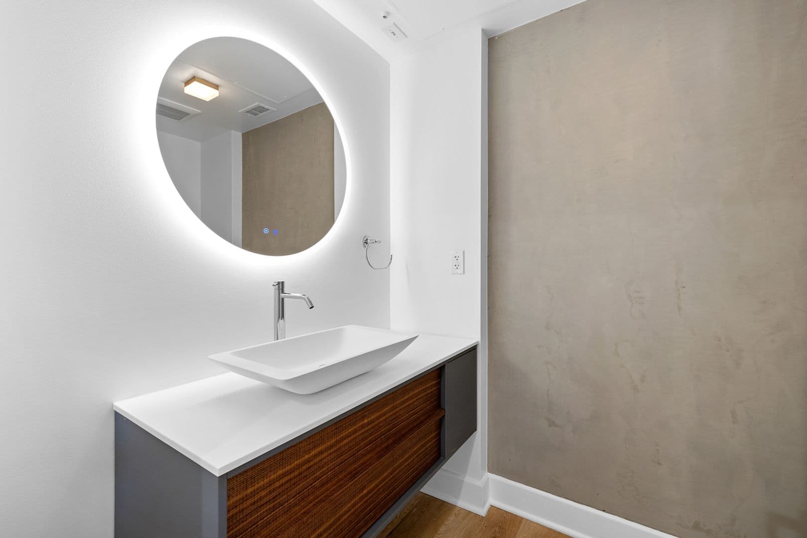 West Hollywood Apartment: 8833 Cynthia Street