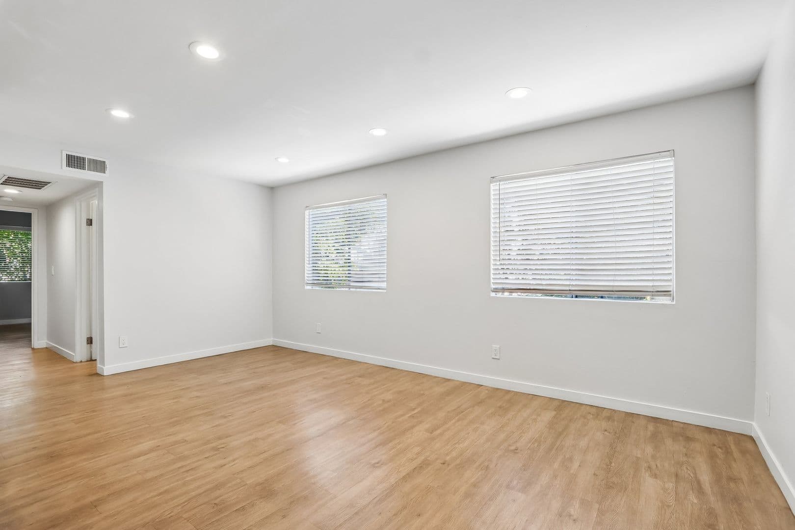 Los Angeles Apartment: 810 Crenshaw Blvd