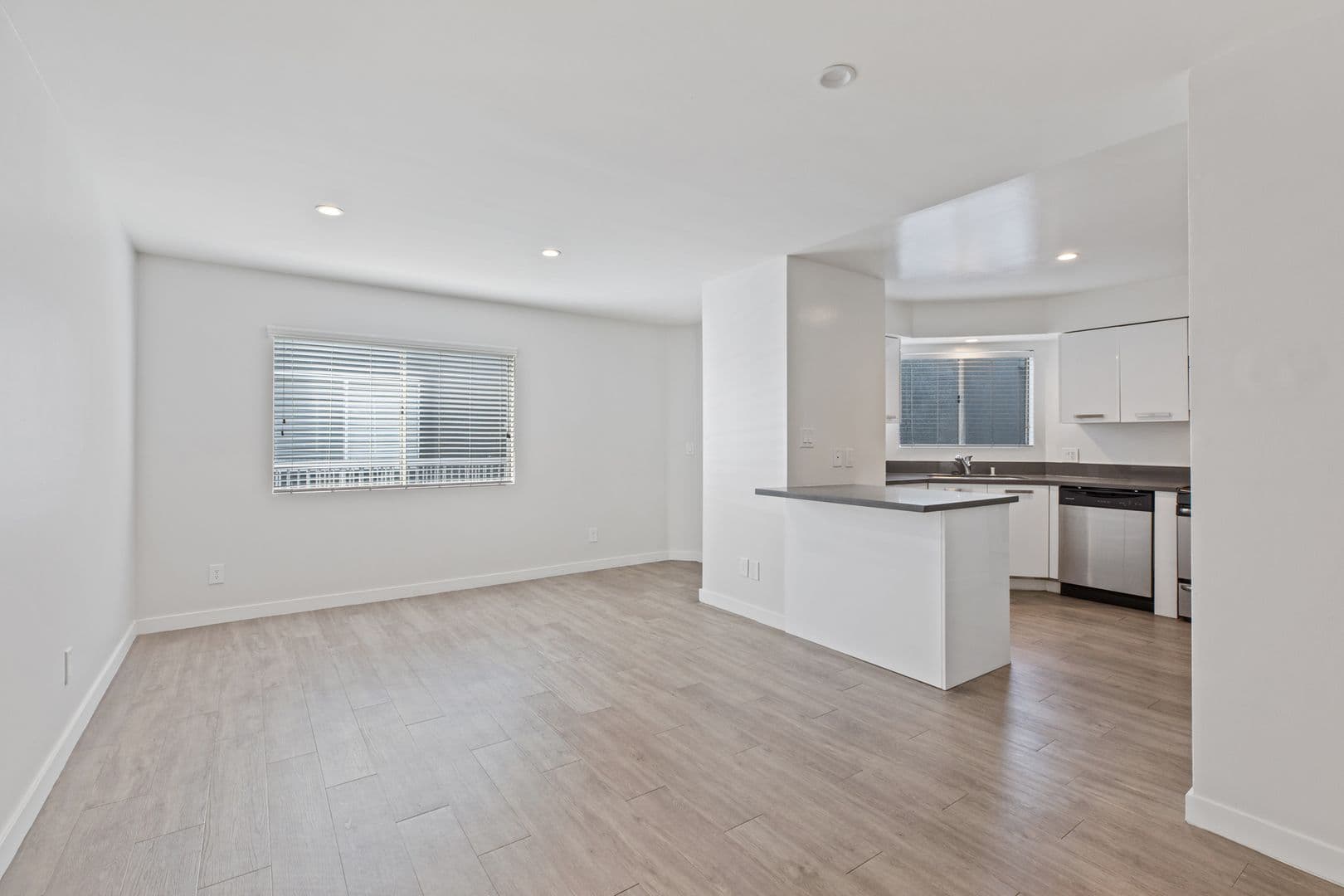 Los Angeles Apartment: 810 Crenshaw Blvd