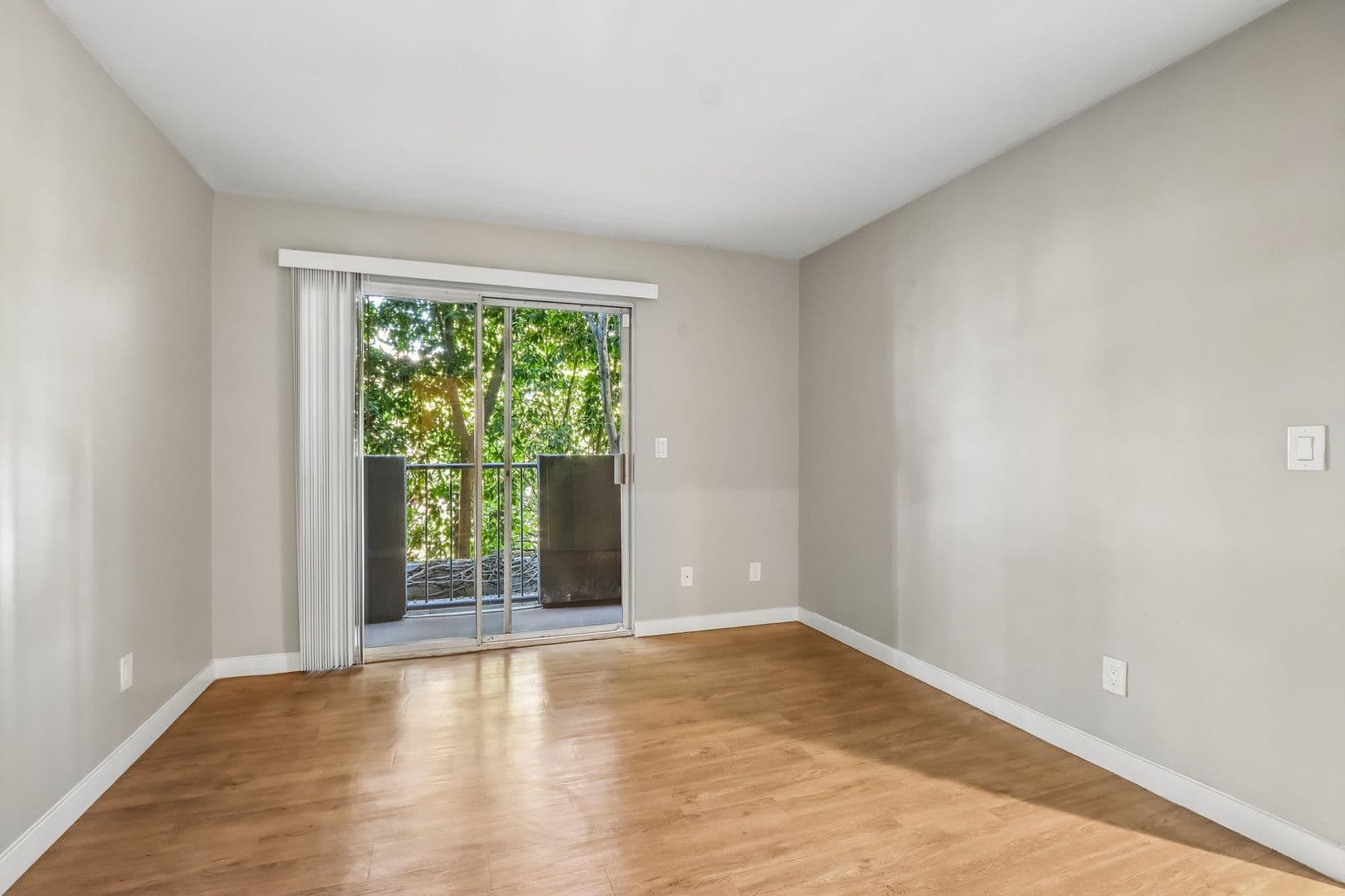 Los Angeles Apartment: 810 Crenshaw Blvd