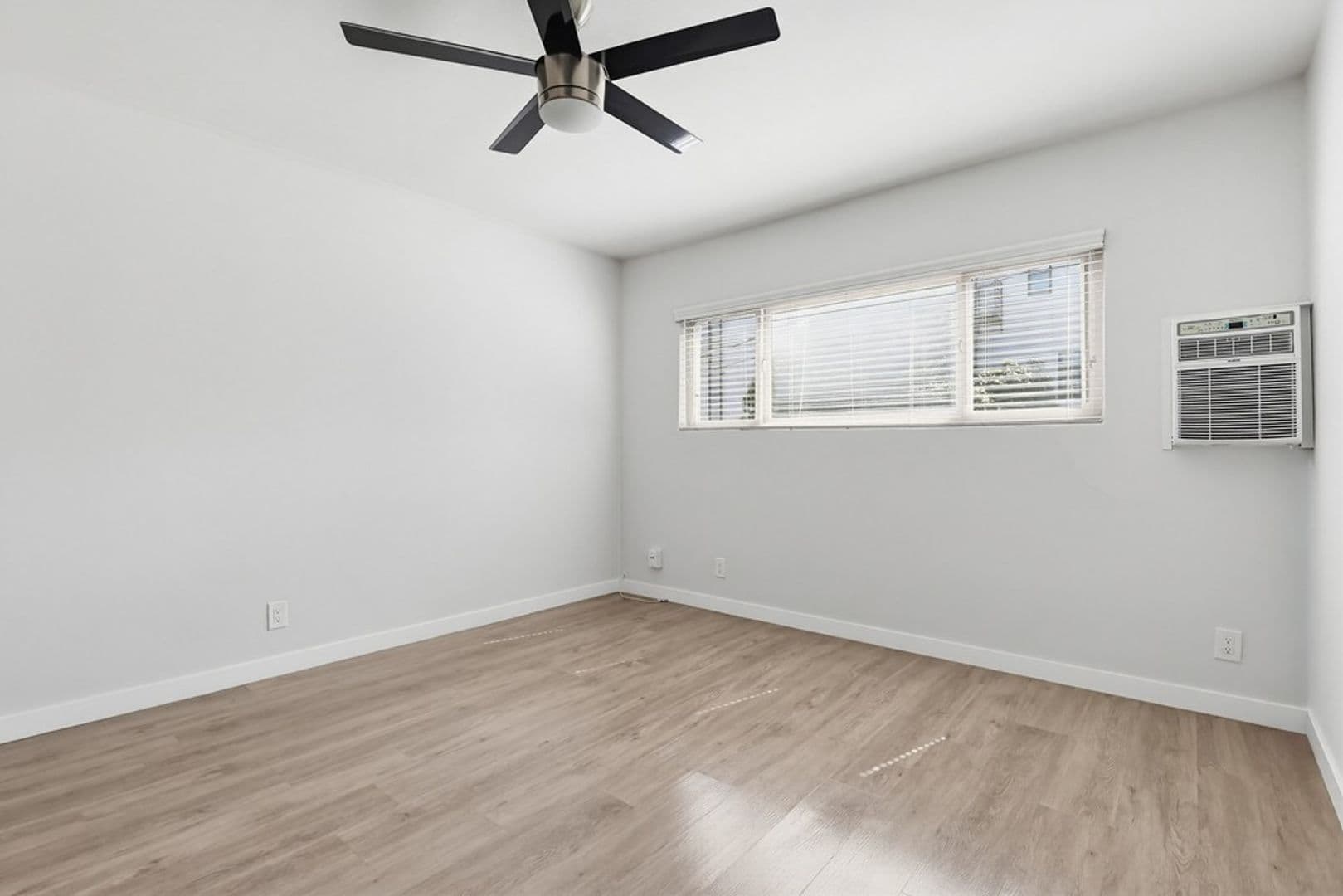 Sherman Oaks Apartment: 4957 Kester Avenue