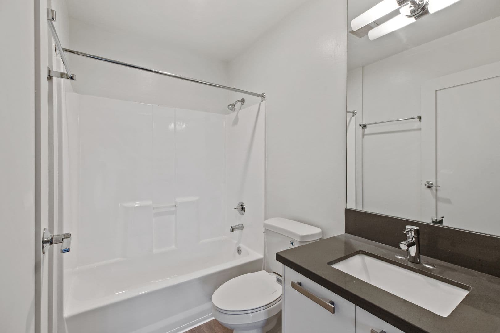 Los Angeles Apartment: 810 Crenshaw Blvd