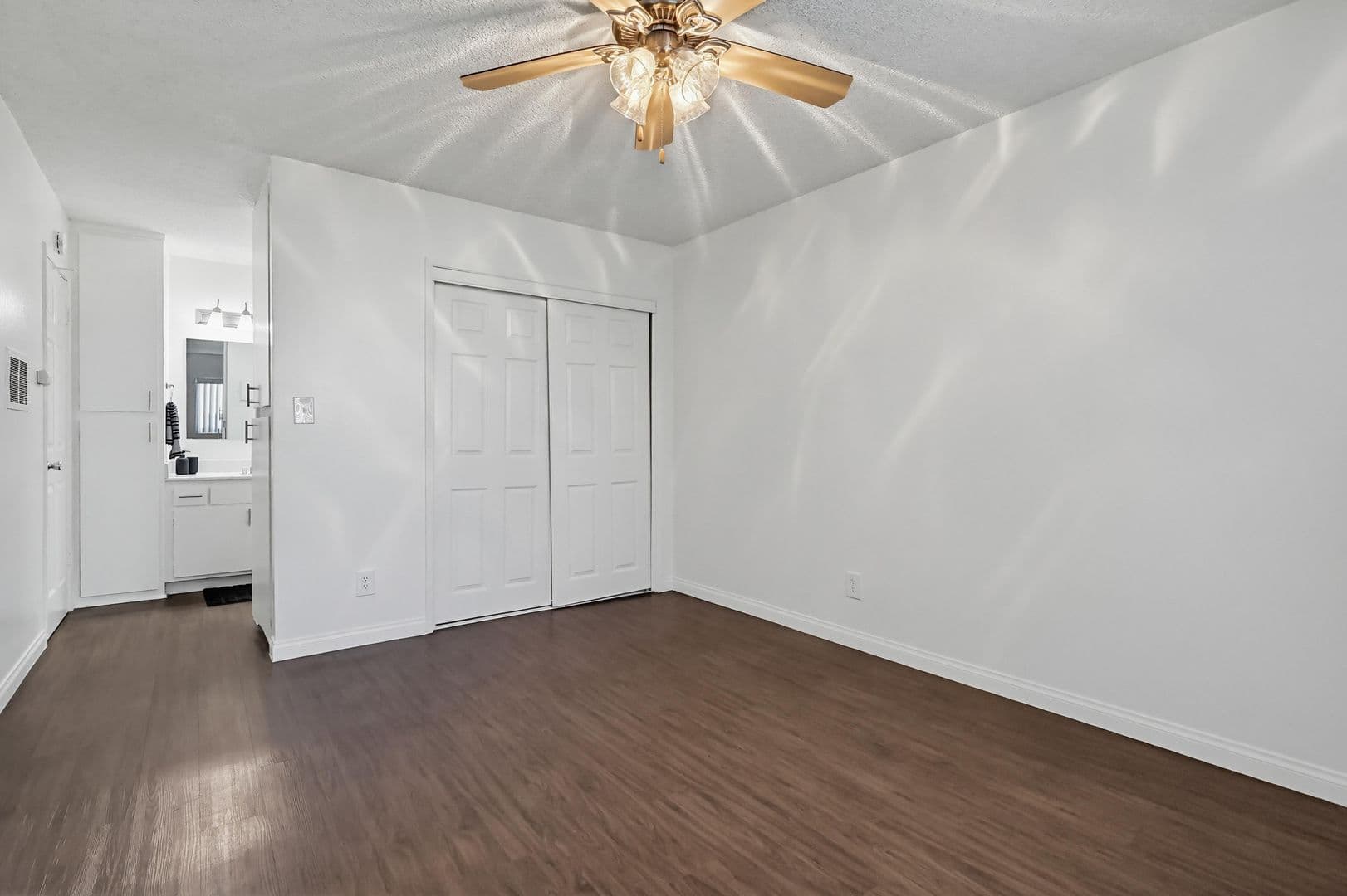 Hawthorne Apartment: 4829 W. 120th Street
