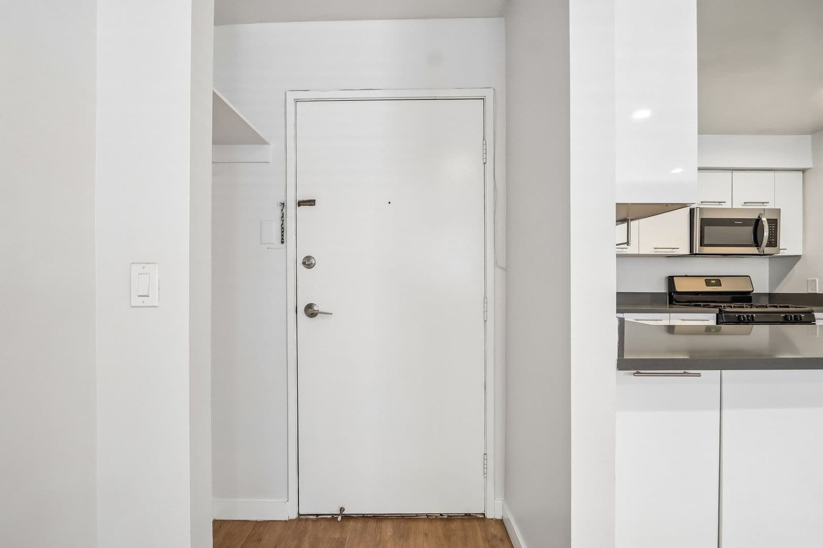Los Angeles Apartment: 810 Crenshaw Blvd