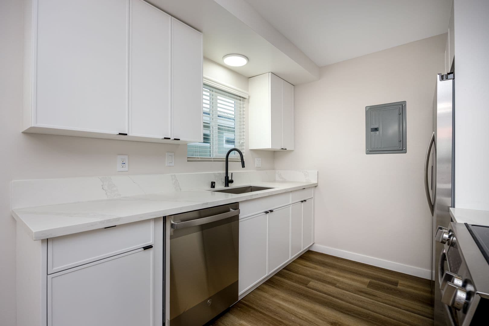 Redondo Beach Apartment: 1321 Amethyst Street