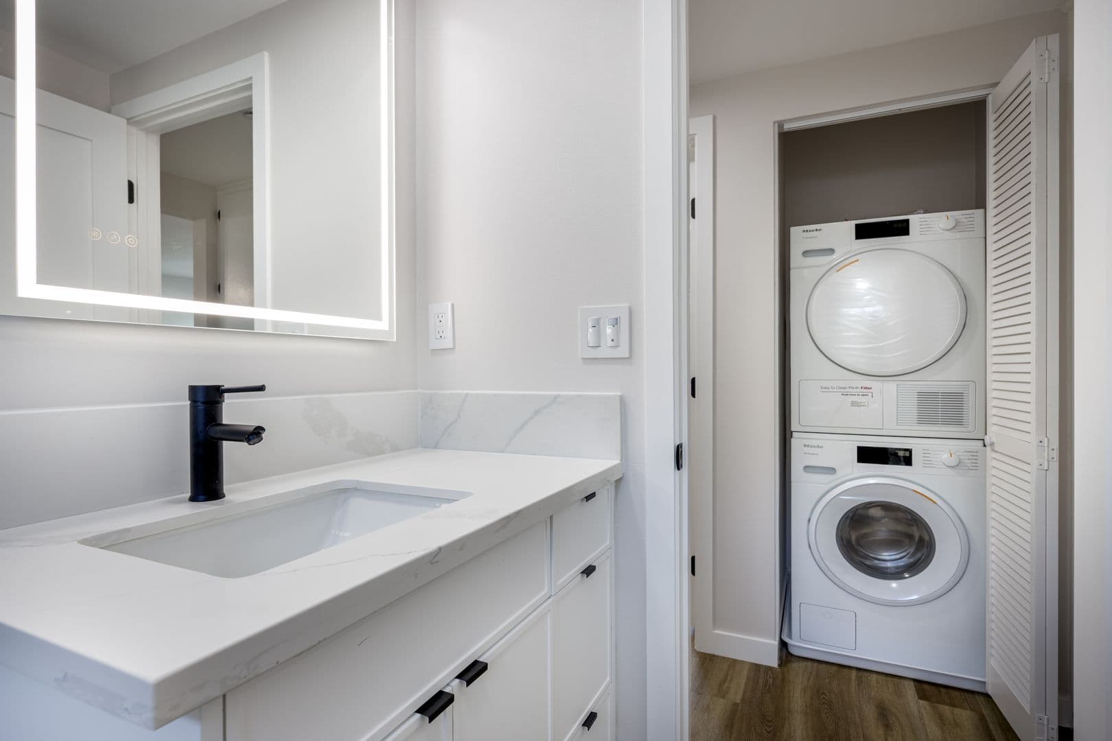 Redondo Beach Apartment: 1321 Amethyst Street