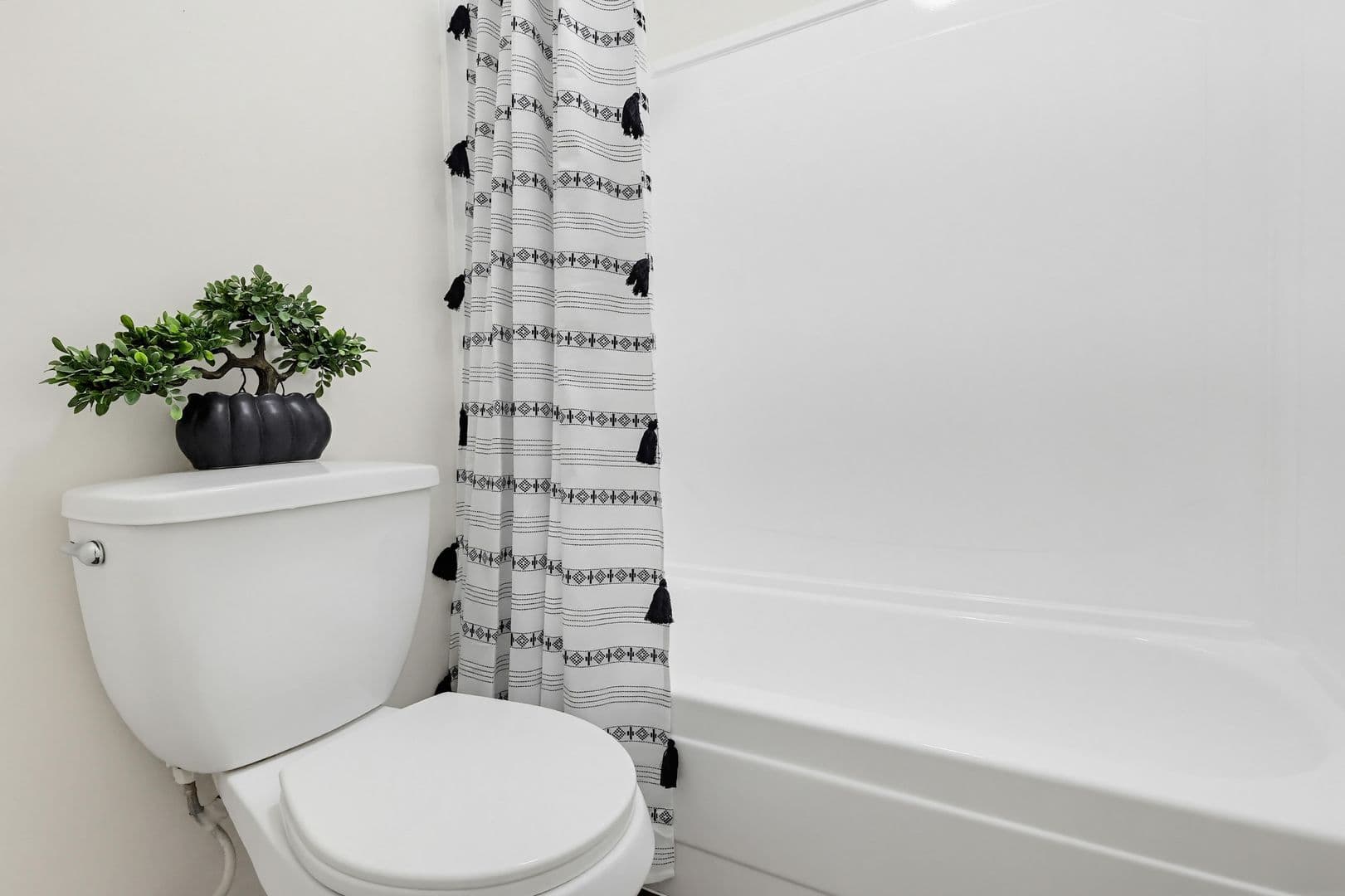 Hawthorne Apartment: 4829 W. 120th Street