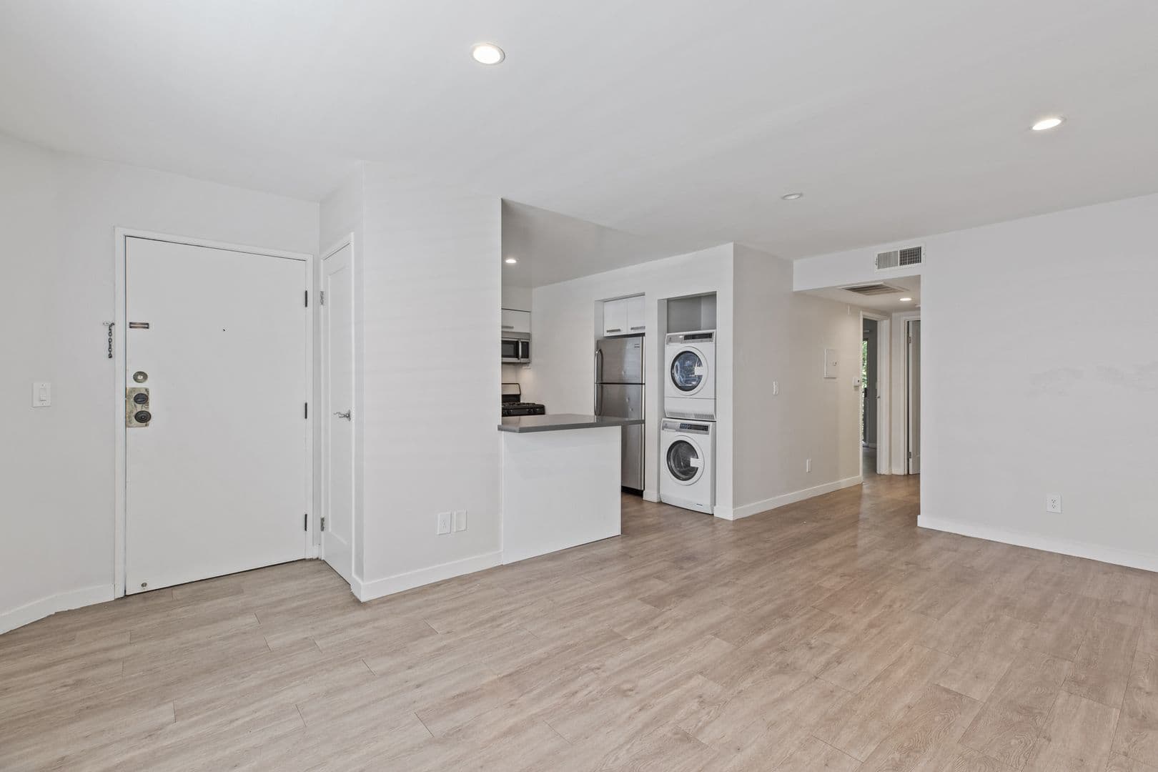 Los Angeles Apartment: 810 Crenshaw Blvd