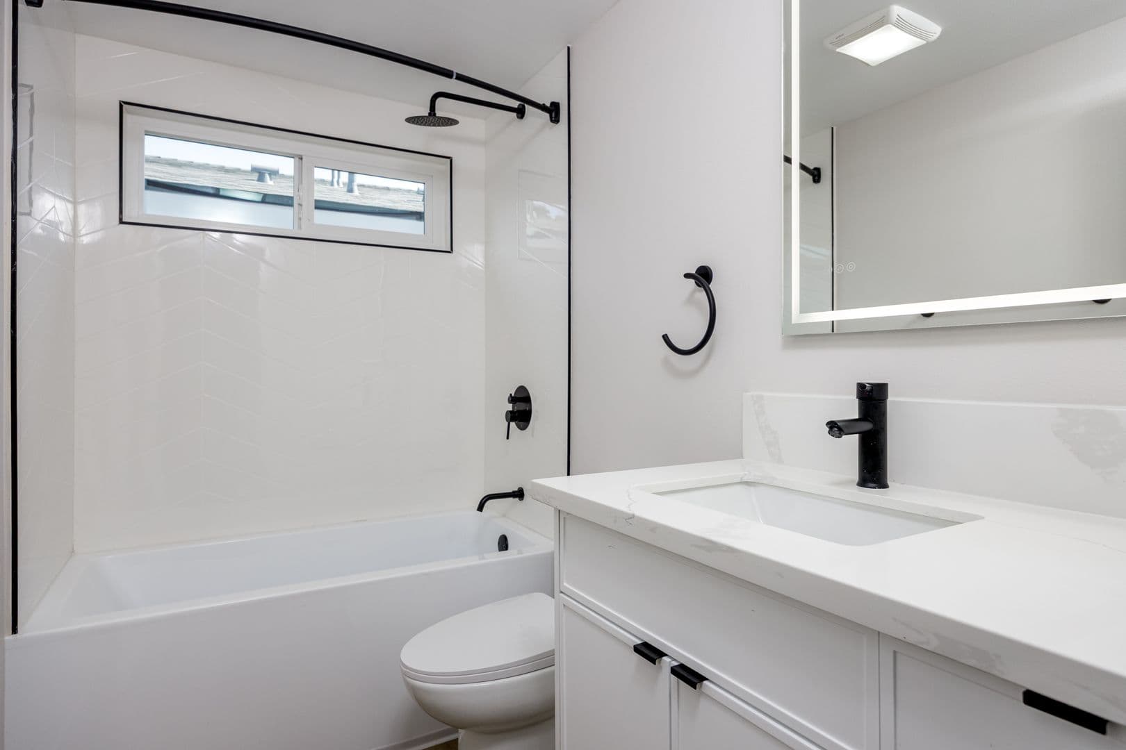 Redondo Beach Apartment: 1305 Amethyst Street