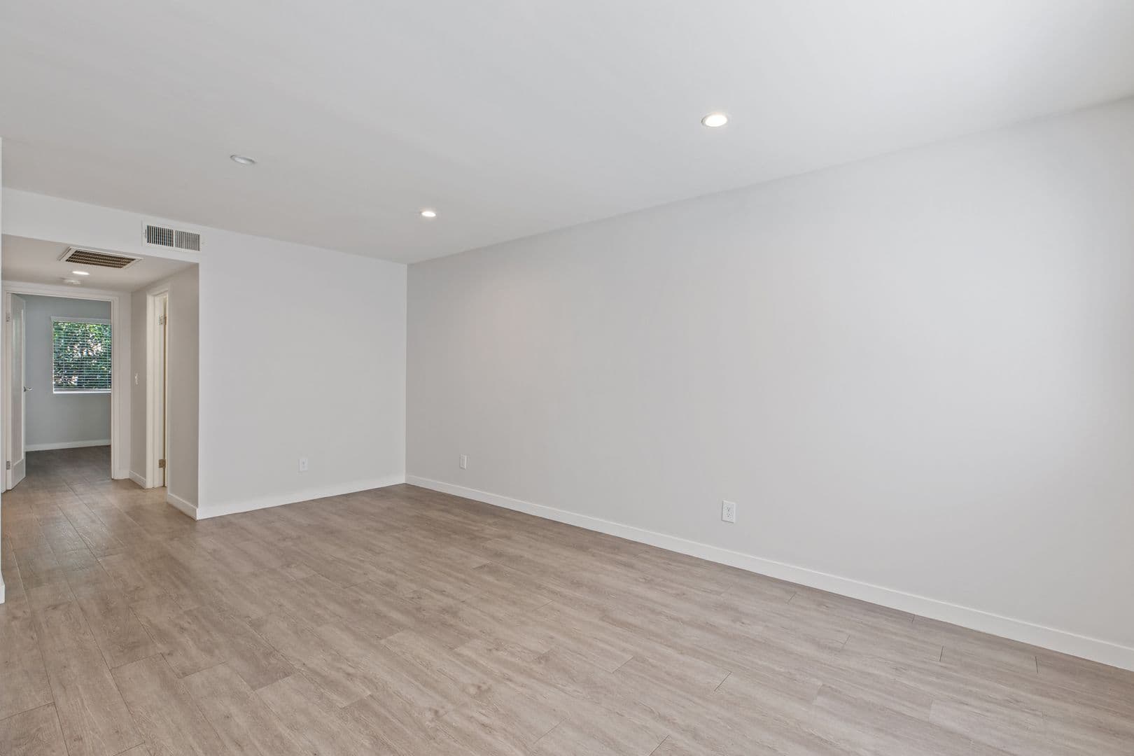 Los Angeles Apartment: 810 Crenshaw Blvd