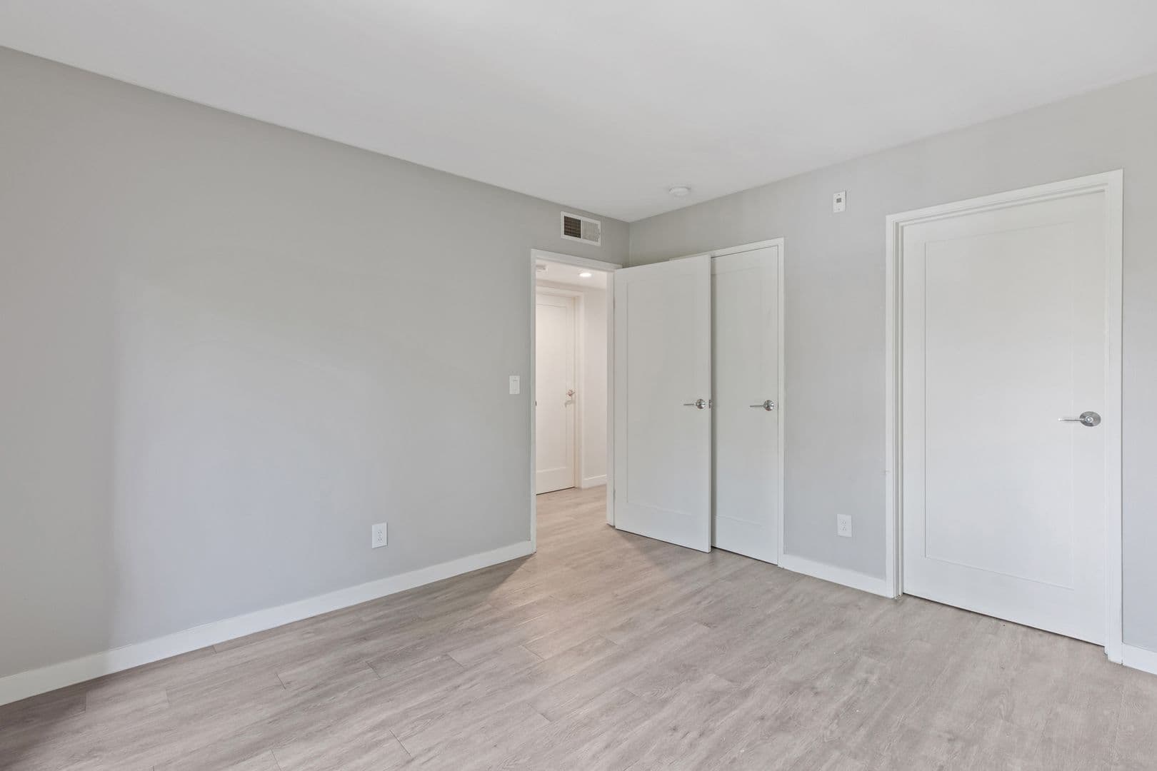 Los Angeles Apartment: 810 Crenshaw Blvd