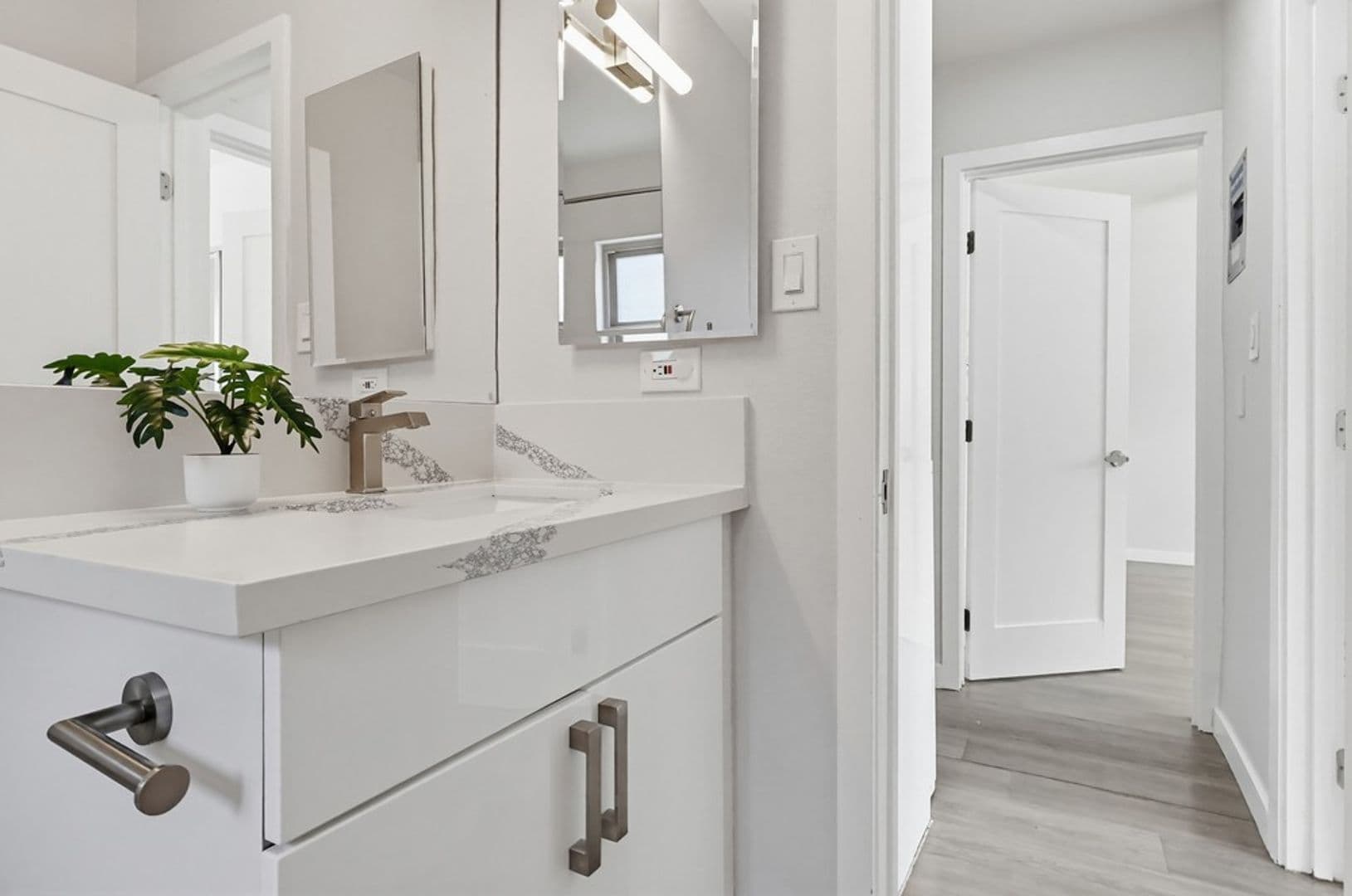 Sherman Oaks Apartment: 4957 Kester Avenue