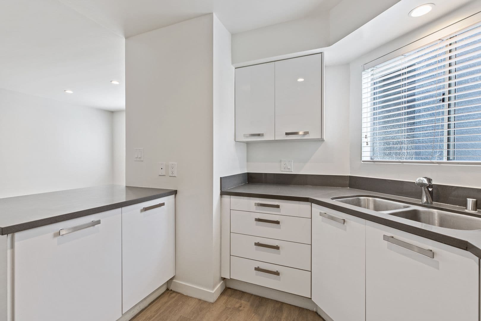 Los Angeles Apartment: 810 Crenshaw Blvd