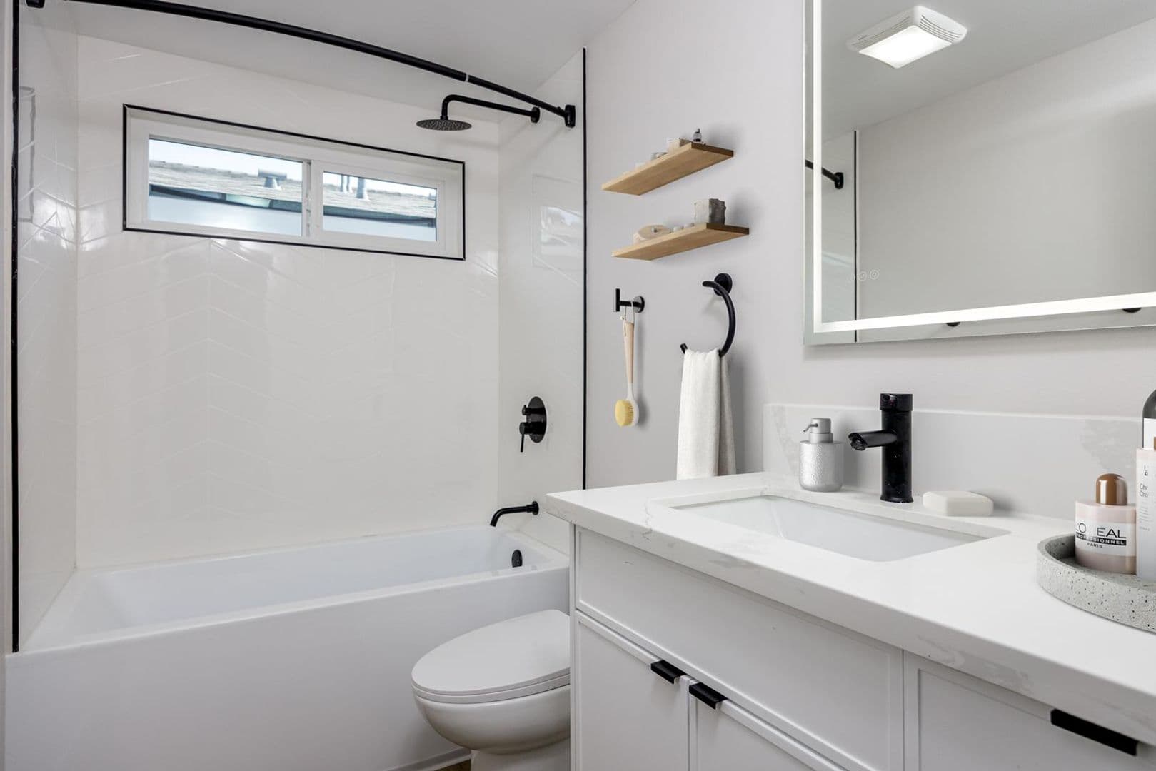 Redondo Beach Apartment: 1305 Amethyst Street