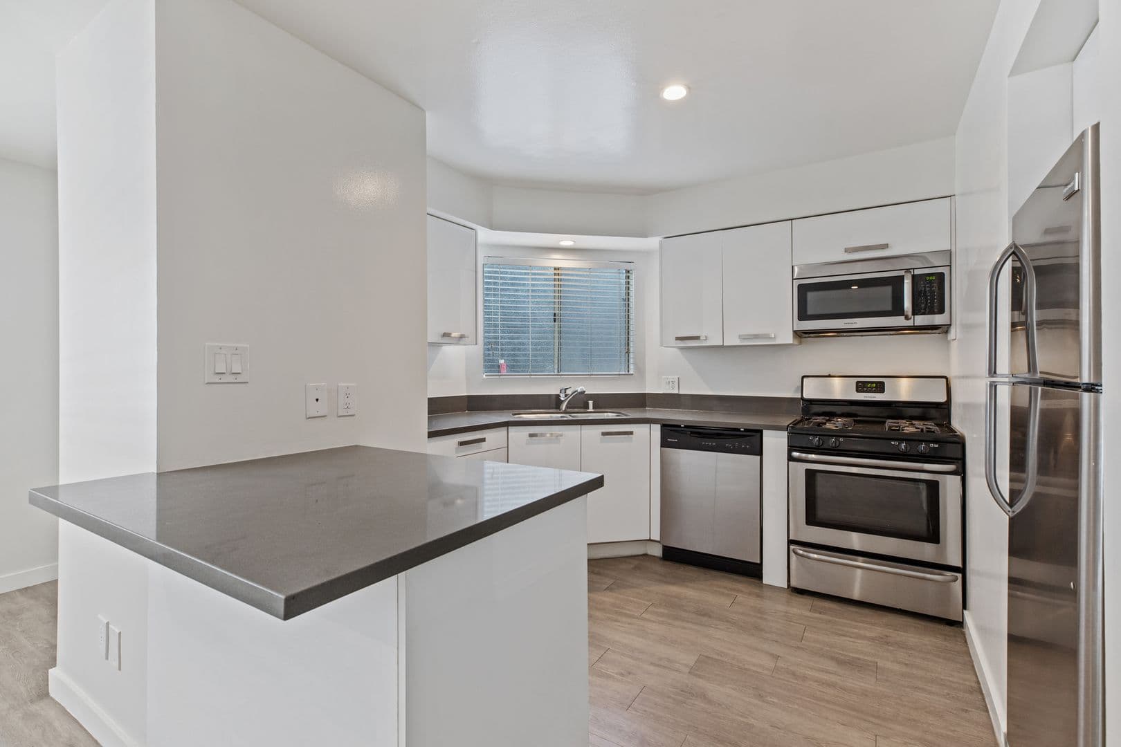 Los Angeles Apartment: 810 Crenshaw Blvd