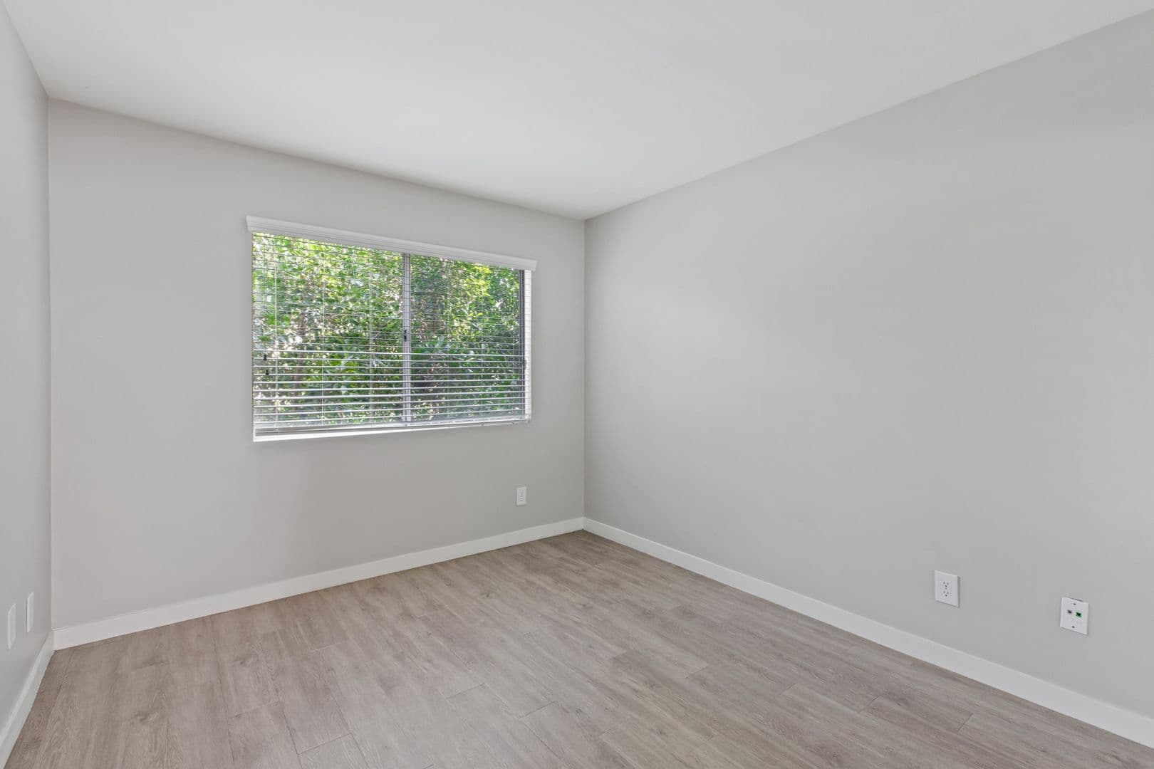 Los Angeles Apartment: 810 Crenshaw Blvd