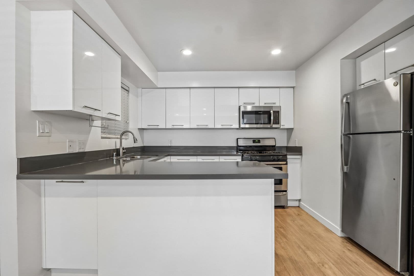 Los Angeles Apartment: 810 Crenshaw Blvd
