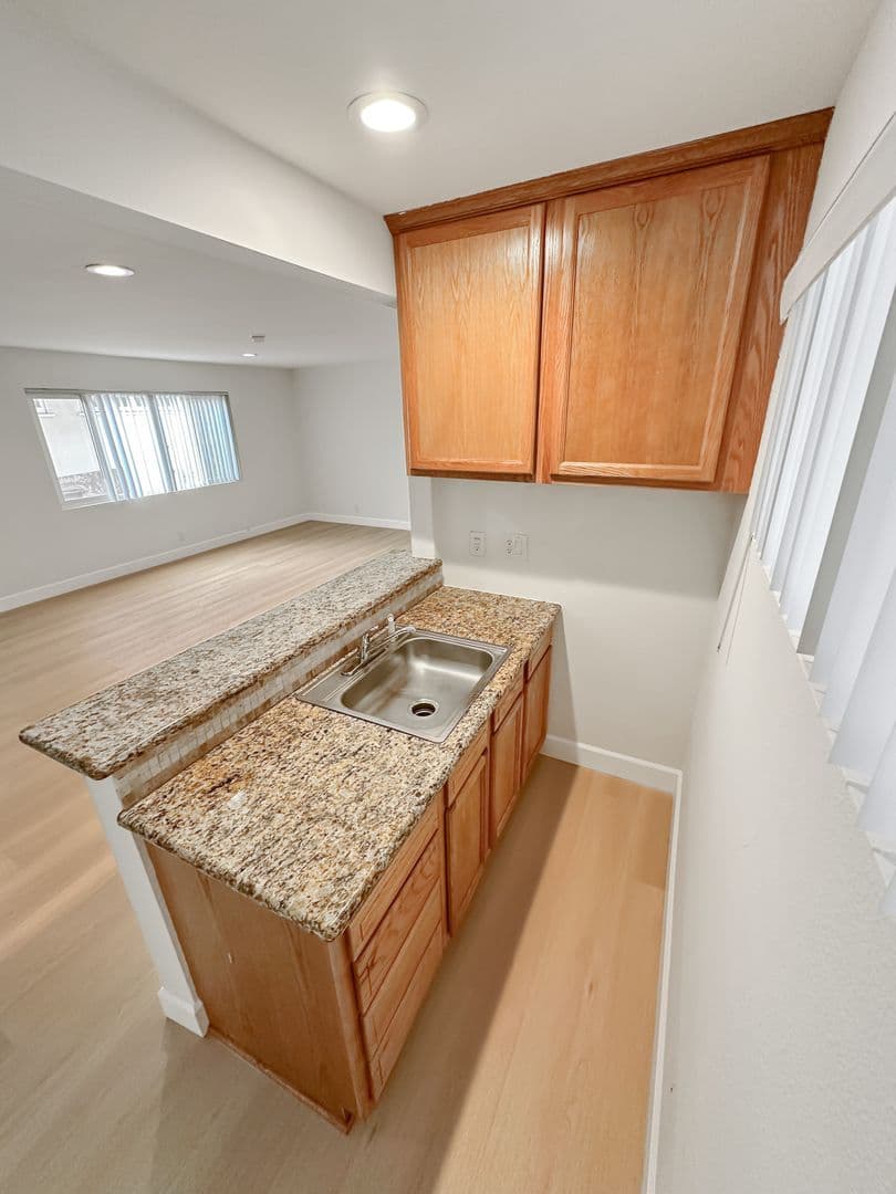 San Clemente Apartment: 250 Avenida Montalvo