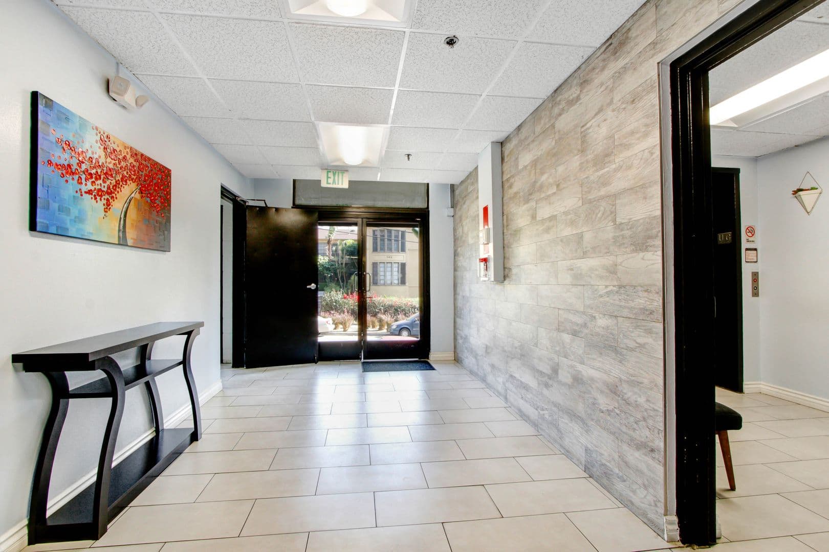 Los Angeles Apartment: 369 S. Columbia Avenue