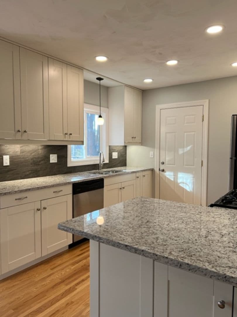Apple Valley House: 7202 146th Ave W