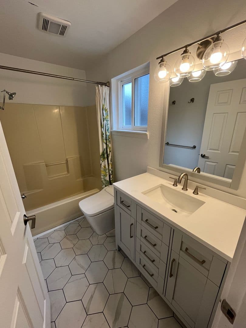 Bend House: 2807 NE Lotno Drive